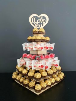 Houten Hart met een mix van 160 Ferrero Rocher &amp; Raffaello &amp; Mon Cheri