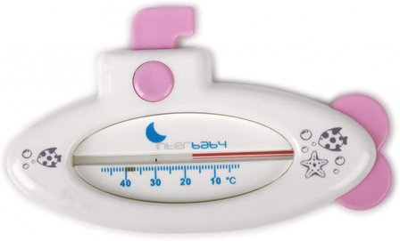 Rieten mandje met 15 pampers en verzorgingsproducten  en bad thermometer