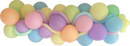 Pastel kleurige slinger met ingewerkte modeleer ballonnen