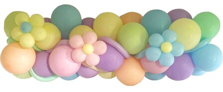 Pastel kleurige slinger met ingewerkte modeleer ballonnen en bloemen