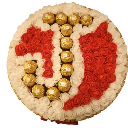 Ronde snoeptaart met letter naar wens van Ferrero Rocher