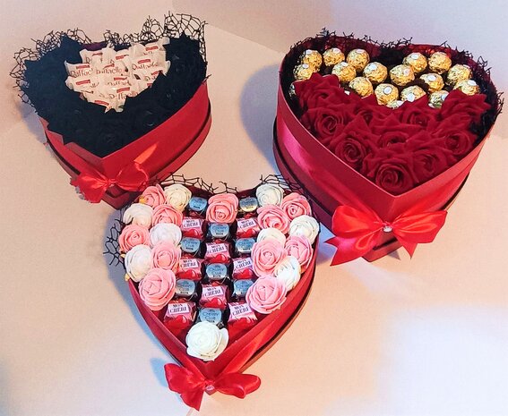 Chocolade Hart met rozen en ferrero Rocher - 28 cm 