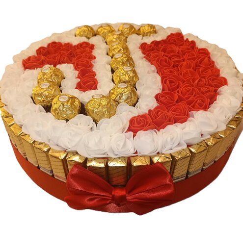 Ronde snoeptaart met letter naar wens van Ferrero Rocher, en ballon met gewenste tekst